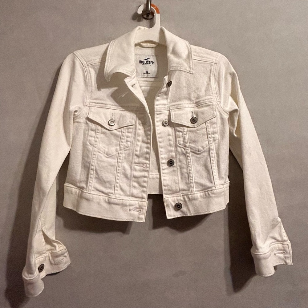 Hollister White Cropped Denim Jacket XS classic trucker-style jacket modern